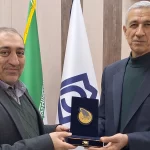 تصویر شماره ۱: اعطای نشان «سفیر امید» و «پرتو امید» به مدیرکل صداوسیمای آذربایجان غربی - 2