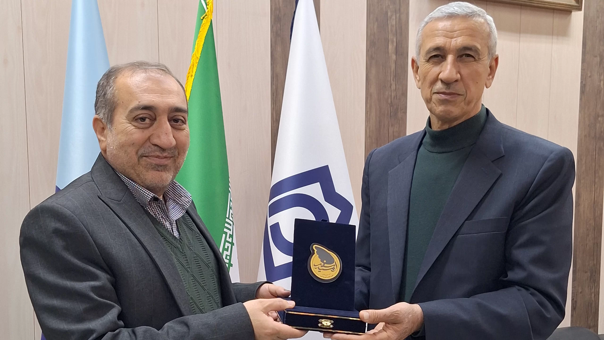 تصویر شماره ۱: اعطای نشان «سفیر امید» و «پرتو امید» به مدیرکل صداوسیمای آذربایجان غربی - 2